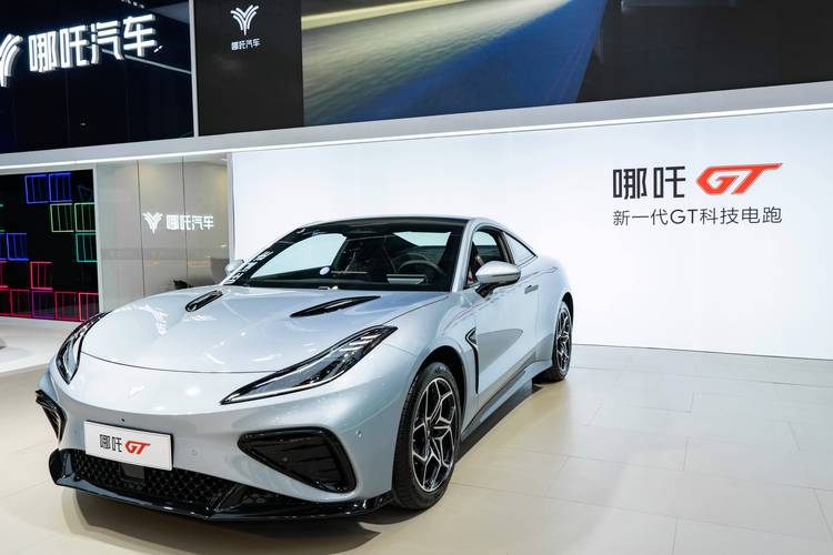 广州119哪吒汽车在智能汽车领域的表现，领途汽车在新能源汽车市场中的影响力